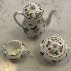 Rare Vintage Wedgewood Wild Strawberry Mini Coffee Pot, Sugar Bowl & Creamer
